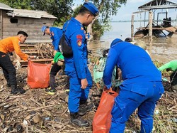 Polres Inhil Gelar Jalur Bersihkan Sampah di Pesisir Sungai Tembilahan