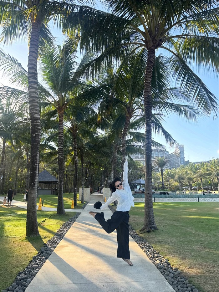 Selama kunjungan terbarunya di Bali, Hyoyeon banyak menghabiskan waktu dengan berjalan-jalan ceria menikmati pemandangan asri Pulau Bali yang menawan dikelilingi oleh rerumputan hijau, pohon palem, dan langit biru cerah./ Foto: instagram.com/hyoyeon_x_x