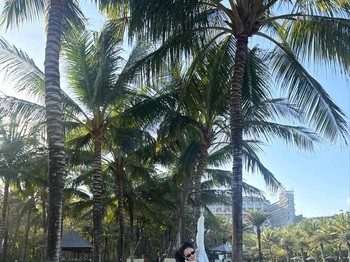 Selama kunjungan terbarunya di Bali, Hyoyeon banyak menghabiskan waktu dengan berjalan-jalan ceria menikmati pemandangan asri Pulau Bali yang menawan dikelilingi oleh rerumputan hijau, pohon palem, dan langit biru cerah./ Foto: instagram.com/hyoyeon_x_x