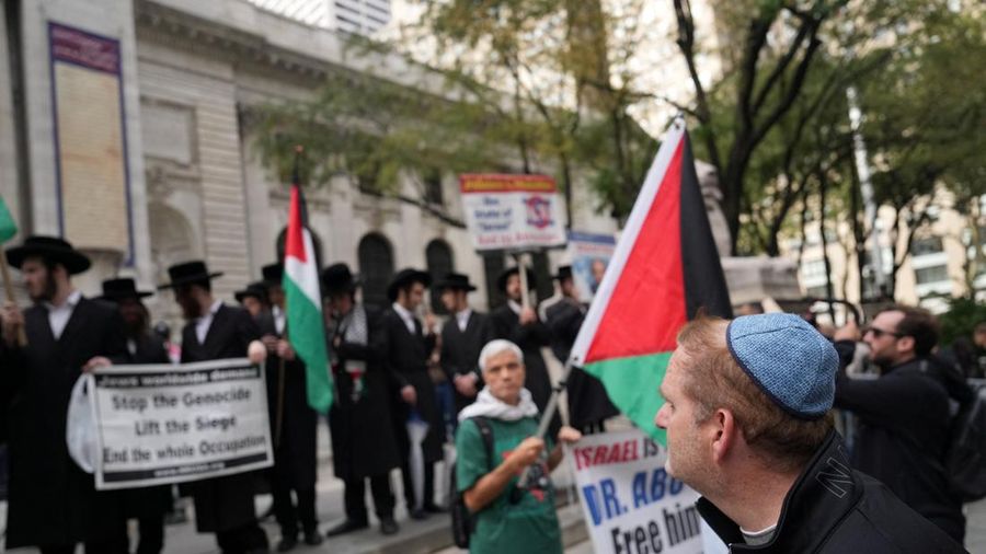 Seorang pria yang mengenakan kippah memandang para pengunjuk rasa yang melakukan protes setelah pidato Perdana Menteri Israel Benjamin Netanyahu di Sidang Majelis Umum PBB ke-81 di New York City, AS, pada 24 September 2026.