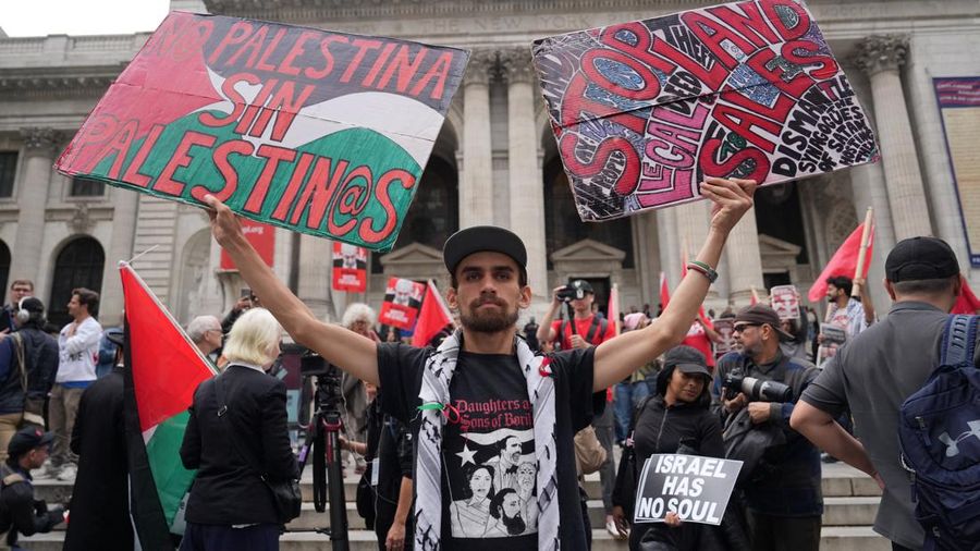 Seseorang memperlihatkan poster saat para pengunjuk rasa melakukan protes setelah pidato Perdana Menteri Israel Benjamin Netanyahu di Sidang Majelis Umum PBB ke-81 di New York City, AS, pada 24 September 2026.