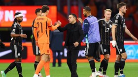 Soccer Football - Nations League - Group B - Netherlands v Germany - Johan Cruijff Arena, Amsterdam, Netherlands - September 24, 2026 Netherlands coach Xavi Hernandez shakes hands with Netherlands' Ruben van Bommel at the end of the match REUTERS/Pir