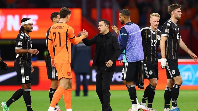 Soccer Football - Nations League - Group B - Netherlands v Germany - Johan Cruijff Arena, Amsterdam, Netherlands - September 24, 2026 Netherlands coach Xavi Hernandez shakes hands with Netherlands' Ruben van Bommel at the end of the match REUTERS/Pir