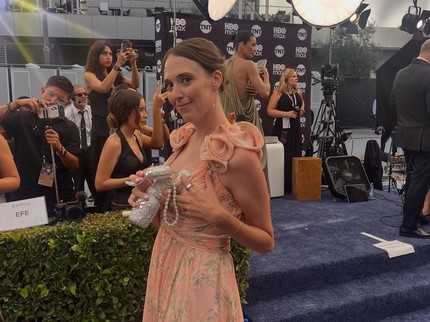 Viral! Penulis Taylor Cox Tampil Nyentrik dengan Breast Pump Bertabur Kristal