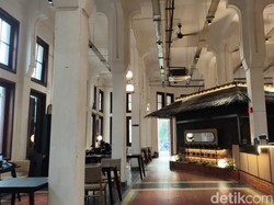 Minum Milk Tea di Kedai Nuansa Kolonial, Destinasi Estetik di Kota Tua