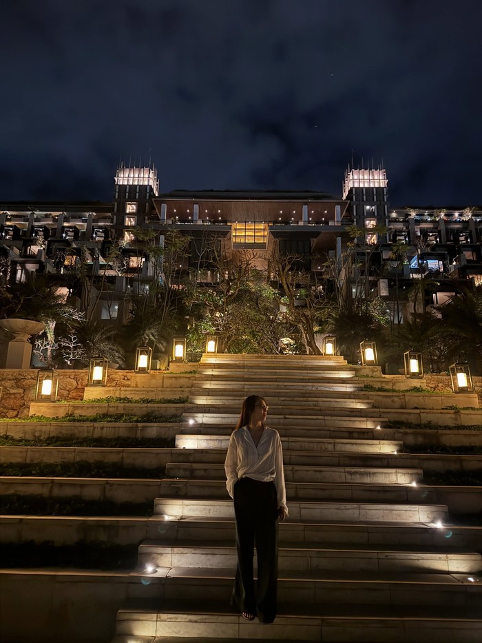 Terakhir, Hyoyeon mengabadikan potretnya di luar penginapan megah tempatnya singgah yang berada di Apurva Kempinski Bali. Kemewahan arsitektur modernnya beserta gaya karismatik Hyoyeon sangat menakjubkan, Beauties./ Foto: instagram.com/hyoyeon_x_x