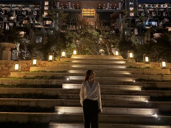 Terakhir, Hyoyeon mengabadikan potretnya di luar penginapan megah tempatnya singgah yang berada di Apurva Kempinski Bali. Kemewahan arsitektur modernnya beserta gaya karismatik Hyoyeon sangat menakjubkan, Beauties./ Foto: instagram.com/hyoyeon_x_x