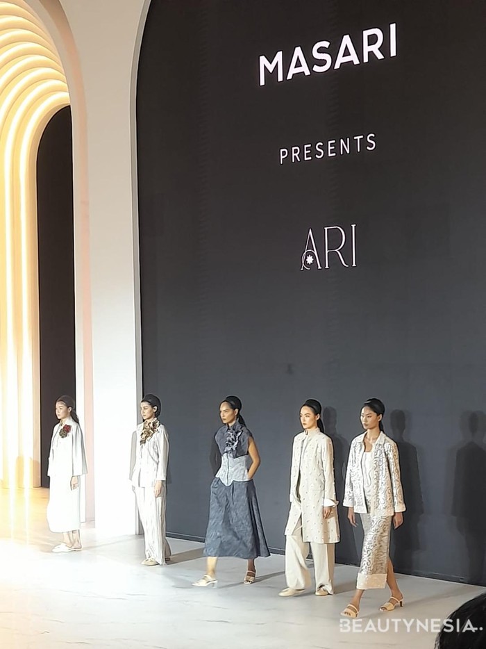 Ada ARI dari Ari Saputra yang mempresentasikan koleksi-koleksi dengan siluet dan tekstur yang unik./ Foto: Sierra/Beautynesia