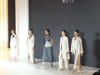 Ada ARI dari Ari Saputra yang mempresentasikan koleksi-koleksi dengan siluet dan tekstur yang unik./ Foto: Sierra/Beautynesia