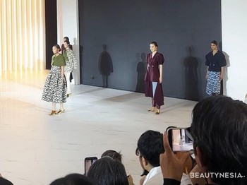 Tak ketinggalan, ada juga Friederich Herman yang menampilkan koleksi dalam beragam motif dan detail puff-sleeves yang cantik./Foto: Sierra/Beautynesia