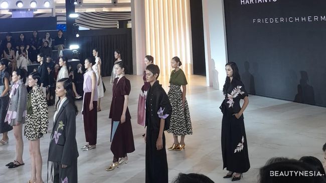 Potret Koleksi 5 Desainer di The Curve: Lapisan Waktu Persembahan MASARI x Senayan City