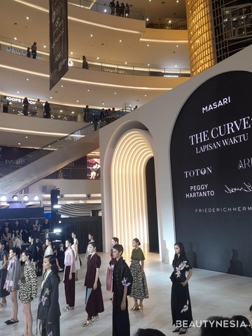 Potret Koleksi 5 Desainer di The Curve: Lapisan Waktu Persembahan MASARI x Senayan City