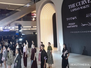 Dalam peragaan busana ini, MASARI menampilkan koleksi-koleksi dari lima desainer kenamaan Tanah Air, Beauties./ Foto: Sierra/Beautynesia