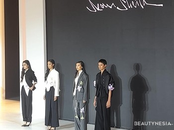 Sean Sheila menampilkan koleksi-koleksi berpotongan tegas, namun tetap terlihat cantik dengan ornamen floral./ Foto: Sierra/Beautynesia