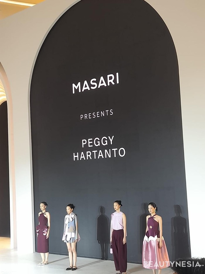 Peggy Hartanto turut hadir dalam peragaan busana kali ini, memamerkan koleksi-koleksi bernuansa memikat dalam balutan ornamen merah./ Foto: Sierra/Beautynesia