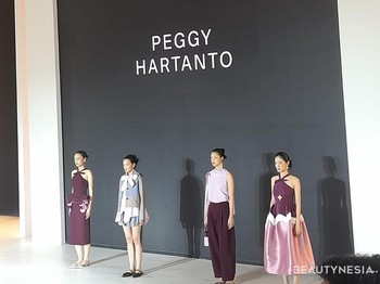Peggy Hartanto turut hadir dalam peragaan busana kali ini, memamerkan koleksi-koleksi bernuansa memikat dalam balutan ornamen merah./ Foto: Sierra/Beautynesia