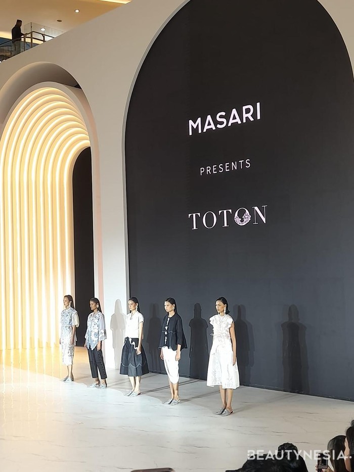 Kemudian ada TOTON dari Toton Januar yang menampilkan koleksi modern dengan nuansa wastra./ Foto: Sierra/Beautynesia