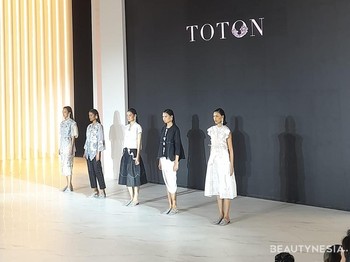 Kemudian ada TOTON dari Toton Januar yang menampilkan koleksi modern dengan nuansa wastra./ Foto: Sierra/Beautynesia