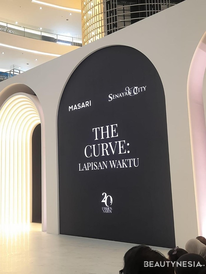 Dalam Fashion Nation Senayan City 20th Anniversary, MASARI mempersembahkan peragaan busana The Curve: Lapisan Waktu yang diselenggarakan pada Rabu, (24/9/2026)./ Foto: Sierra/Beautynesia