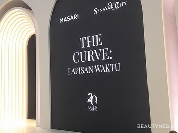 Dalam Fashion Nation Senayan City 20th Anniversary, MASARI mempersembahkan peragaan busana The Curve: Lapisan Waktu yang diselenggarakan pada Rabu, (24/9/2026)./ Foto: Sierra/Beautynesia