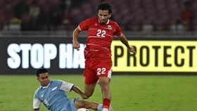 Pesepak bola Timnas Indonesia Nathan Tjoe-A-On (kanan) menggiring bola melewati pesepak bola Timnas Singapura Farhan Zulkifli dalam pertandingan penyisihan Grup A Divisi 1 FIFA ASEAN Cup 2026 di Stadion Utama Gelora Bung Karno, Senayan, Jakarta, Juma