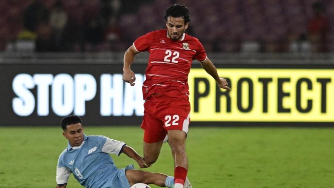 Pesepak bola Timnas Indonesia Nathan Tjoe-A-On (kanan) menggiring bola melewati pesepak bola Timnas Singapura Farhan Zulkifli dalam pertandingan penyisihan Grup A Divisi 1 FIFA ASEAN Cup 2026 di Stadion Utama Gelora Bung Karno, Senayan, Jakarta, Juma