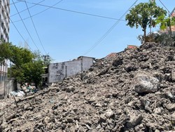 Pemkot Surabaya Temukan TPA Sampah Ilegal di Belakang Pasar Turi