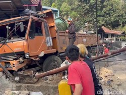Truk Seruduk Rumah di Jalur Gentong Tasik, Kernet Terlempar ke Sungai