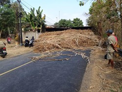 Truk Gandeng Muat Tebu Terguling, Jalur Blitar-Malang Tak Bisa Dilintasi