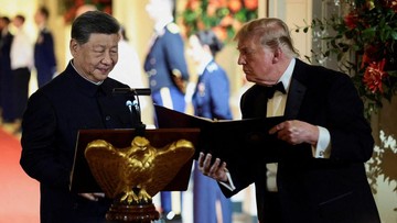 FOTO: Trump-Xi Jinping Bertukar Kado di Momen Jamuan Makan Malam