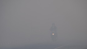 Sejumlah pengendara melintas di Jalan Lintas Timur (jalintim) Palembang-Indralaya yang tertutup kabut asap di Desa Muara Baru, Pemulutan, Ogan Ilir (OI), Sumatera Selatan, Jumat (25/9/2026). Berdasarkan data dari Kementerian Kesehatan (Kemenkes) pada