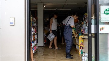Warga Bangkok Serbu Minimarket Borong Bahan Pangan Imbas Banjir