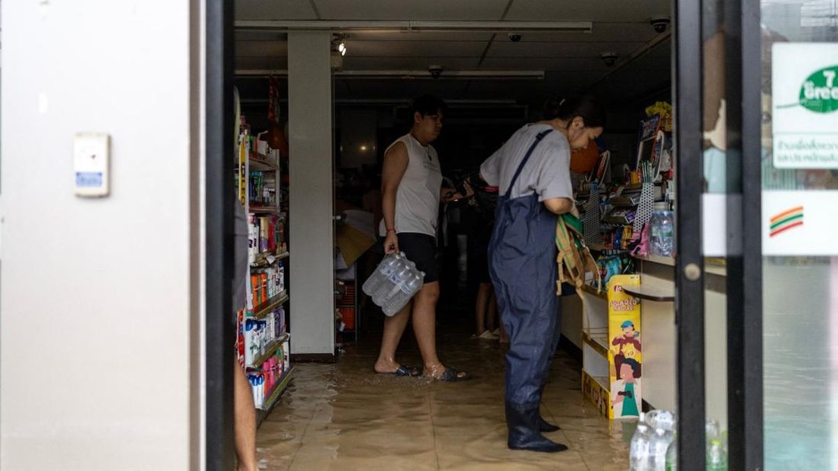 Warga Bangkok Serbu Minimarket Borong Bahan Pangan Imbas Banjir