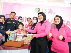 Bhayangkari Sumsel Bagi Paket Sembako & Dekatkan Layanan Kesehatan Warga