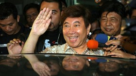 The fifth Indonesia president Megawati Sukarno Putri's brother, Guruh Sukarno Putra (C), waves to journalist in Jakarta 12 January 2008, after visiting his sister's political enemy, the second Indonesia president, Suharto, at the hospital. The health