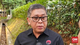 Sekretaris Jenderal PDI Perjuangan Hasto Kristiyanto di rumah duka Guruh Soekarnoputra. Sabtu (26/9). (CNN Indonesia/Endrapta Dhiaz)