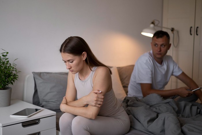 cara mengenali anak yang tumbuh dengan orang tua gila kerja dilihat dari kebiasaannya saat dewasa adalah menghindar dalam hubungan atau avoidant.