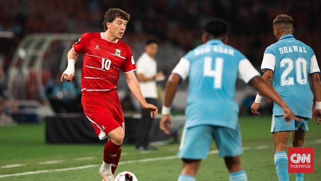 Ole Romeny beraksi saat  Indonesia menghadapi Singapura dalam laga FIFA ASEAN Cup 2026 di SUGBK, Jumat (25/9). (CNN Indonesia/Adi Ibrahim)