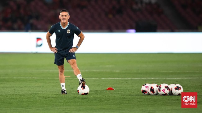John Herdman saat memimpin Indonesia menghadapi Singapura dalam laga FIFA ASEAN Cup 2026 di SUGBK, Jumat (25/9). (CNN Indonesia/Adi Ibrahim)