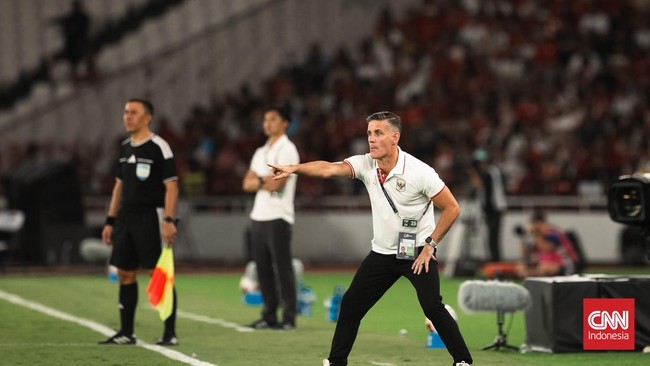 John Herdman saat memimpin Indonesia menghadapi Singapura dalam laga FIFA ASEAN Cup 2026 di SUGBK, Jumat (25/9). (CNN Indonesia/Adi Ibrahim)