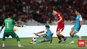 Mitchell Bakker beraksi saat Indonesia menghadapi Singapura dalam laga FIFA ASEAN Cup 2026 di SUGBK, Jumat (25/9). (CNN Indonesia/Adi Ibrahim)