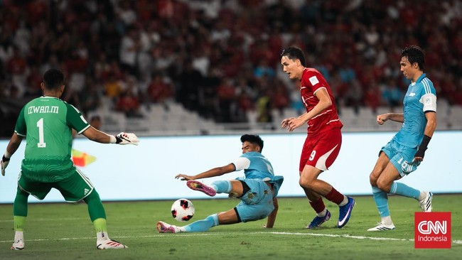 Mitchell Bakker beraksi saat Indonesia menghadapi Singapura dalam laga FIFA ASEAN Cup 2026 di SUGBK, Jumat (25/9). (CNN Indonesia/Adi Ibrahim)