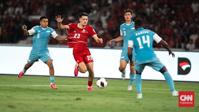 Justin Hubner beraksi saat Indonesia menghadapi Singapura dalam laga FIFA ASEAN Cup 2026 di SUGBK, Jumat (25/9). (CNN Indonesia/Adi Ibrahim)