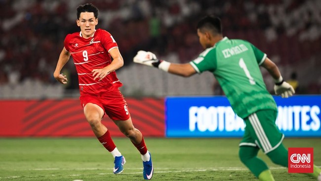 Mitchell Baker beraksi saat Indonesia menghadapi Singapura dalam laga FIFA ASEAN Cup 2026 di SUGBK, Jumat (25/9). (CNN Indonesia/Adi Ibrahim)