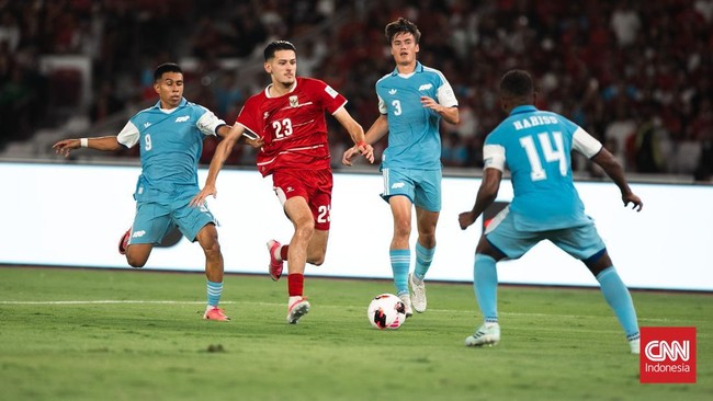 Justin Hubner beraksi saat Indonesia menghadapi Singapura dalam laga FIFA ASEAN Cup 2026 di SUGBK, Jumat (25/9). (CNN Indonesia/Adi Ibrahim)