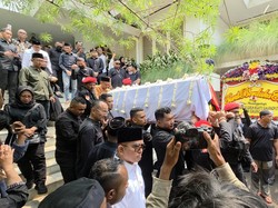 Jenazah Guruh Soekarnoputra Dibawa Menuju TPU Karet Bivak