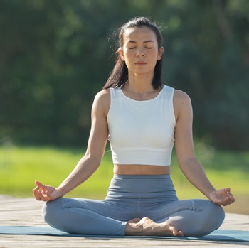 7 Jenis Olahraga Mindful yang Bantu Redakan Stres dan Cemas