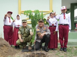 Sinergi Cegah Karhutla, Kapolda Riau dan Pangdam Tanam Pohon Bareng Pelajar