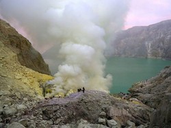 Kawah Ijen Dibuka Lagi Usai Karhutla, Begini Cara Dapat Tiketnya