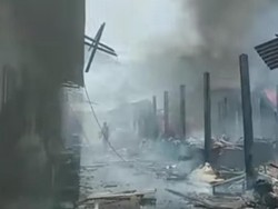 Kebakaran Pasar Kepulungan Padam, 5 Kendaraan Damkar Masih Pembasahan